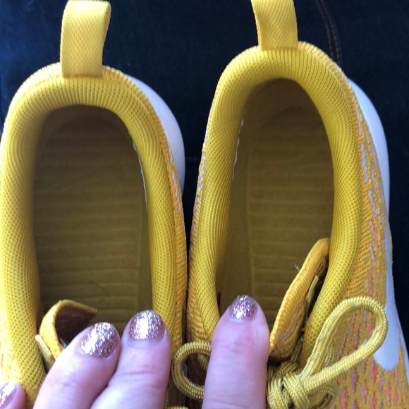 Like new...Nike FlyKnit Roshe Run Shoes. Sz 7 - Picture 2 of 11